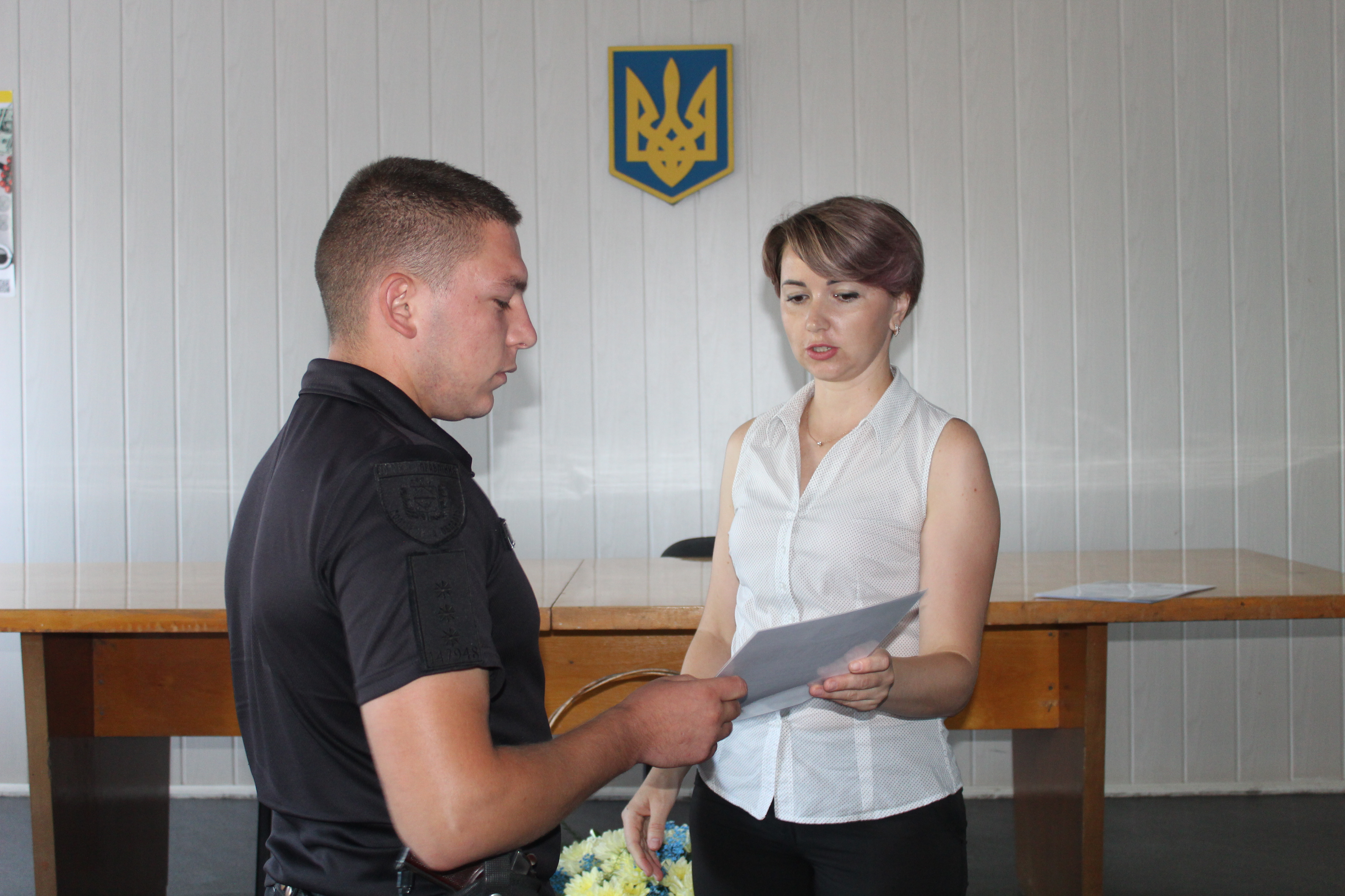 Секретар Решетилівської міської ради Тетяна Малиш вручає Почесні грамоти працівникам Національної Поліції