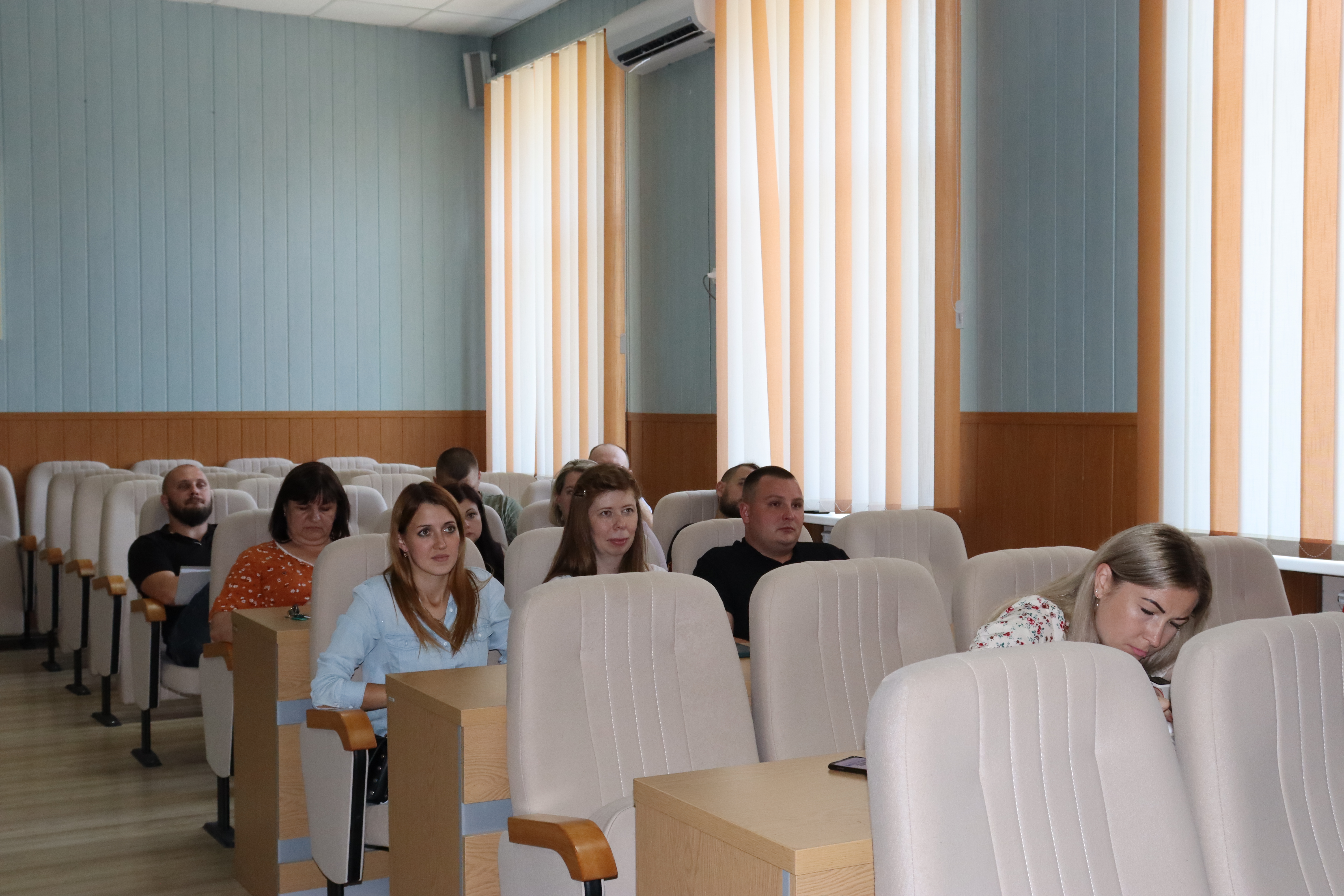 Учасники діалогової сесії в залі засідань Решетилівської міської ради